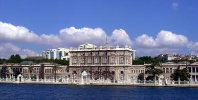 http://upload.wikimedia.org/wikipedia/commons/9/95/Dolmabahce.jpg