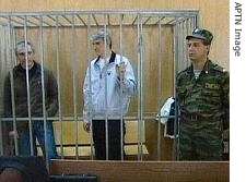 Khodorkovsky, left, and Lebedev standing in jail cage