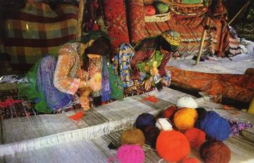 Iran - Fars (Shiraz) - Ghashghai women weaving carpet