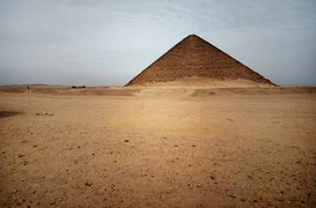 http://www.sacred-destinations.com/egypt/images/dahshur/red-pyramid3-cc-ting0308-450.jpg