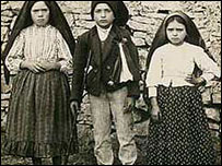 From left to right: Lucia Santos 10, Francisco Marto 9 and Jacinta Marto 7